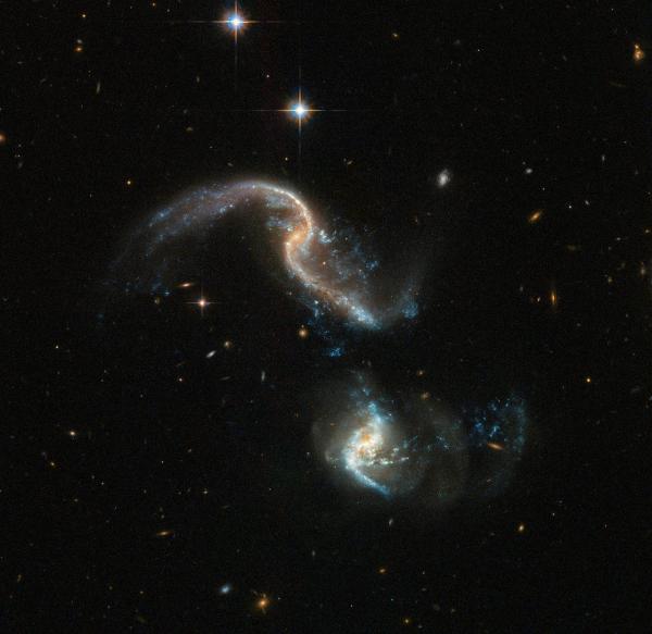Телескоп Hubble запечатлел момент мощного столкновения двух галактик