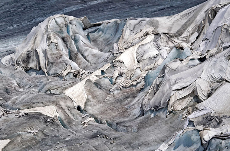 Каждый год швейцарцы покрывают ледники белыми одеялами