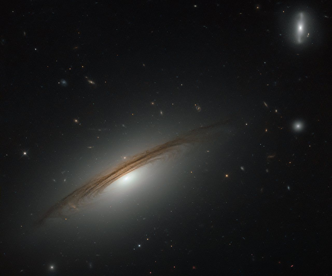 Снимок: «Хаббл» наблюдает удивительную галактику гибридного типа