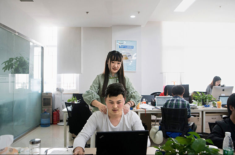Китайские компании нанимают красивых девушек для своих программистов