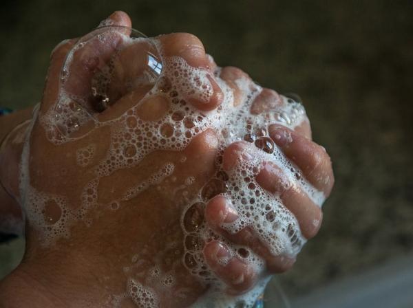 Люди должны мыть руки на протяжении 20 секунд - Медики