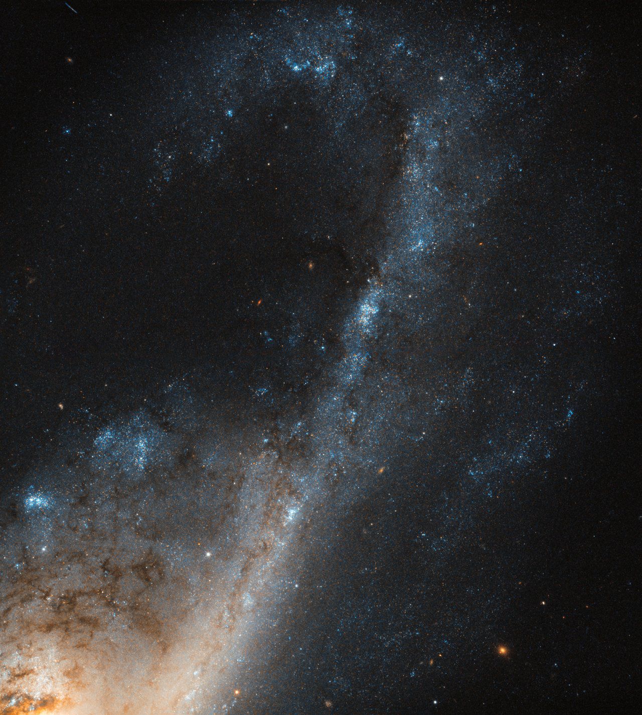 «Хаббл» наблюдает галактику со вспышкой звездообразования в созвездии Девы