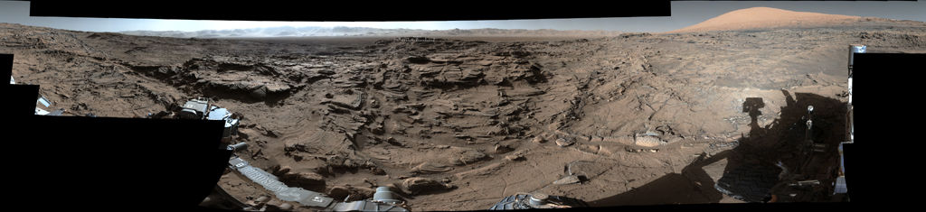 Curiosity пересекает неровный участок марсианской поверхности на плато Науклуфт