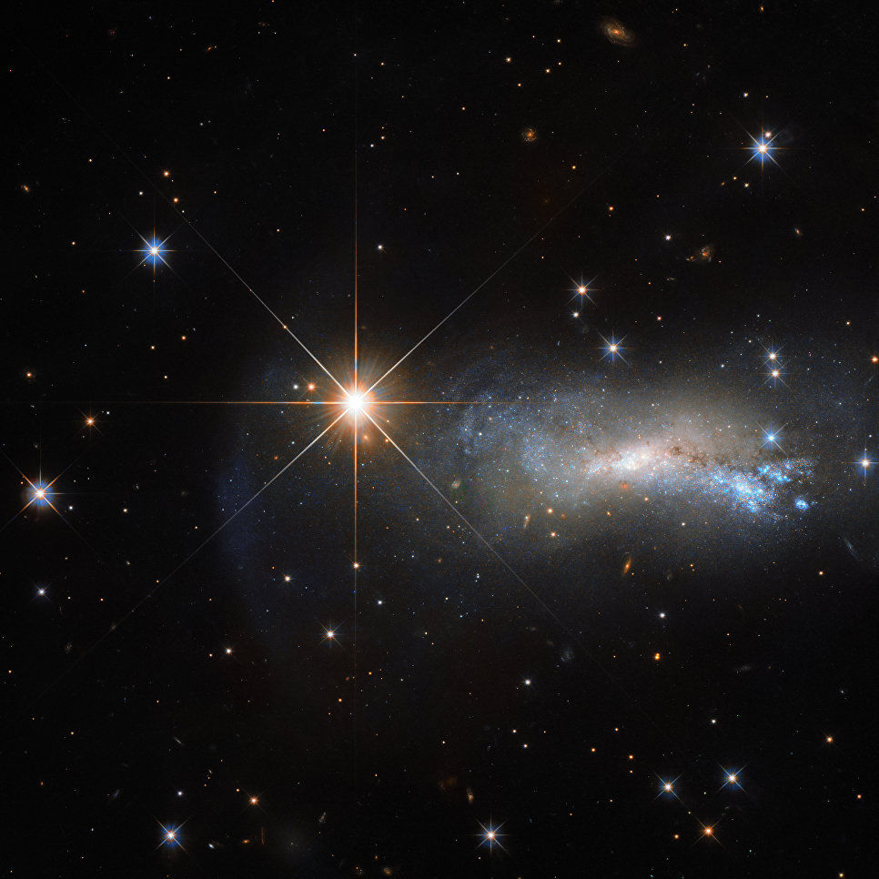 «Хаббл» запечатлел звезду, которая затмила целую галактику на своем «пути»