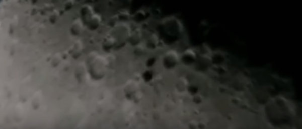 Три НЛО на огромной скорости промчались к Луне перед глазами любителя астрономии