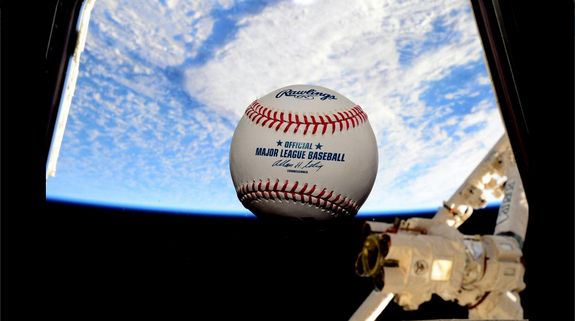 Астронавт НАСА фотографирует из космоса бейсбольные стадионы