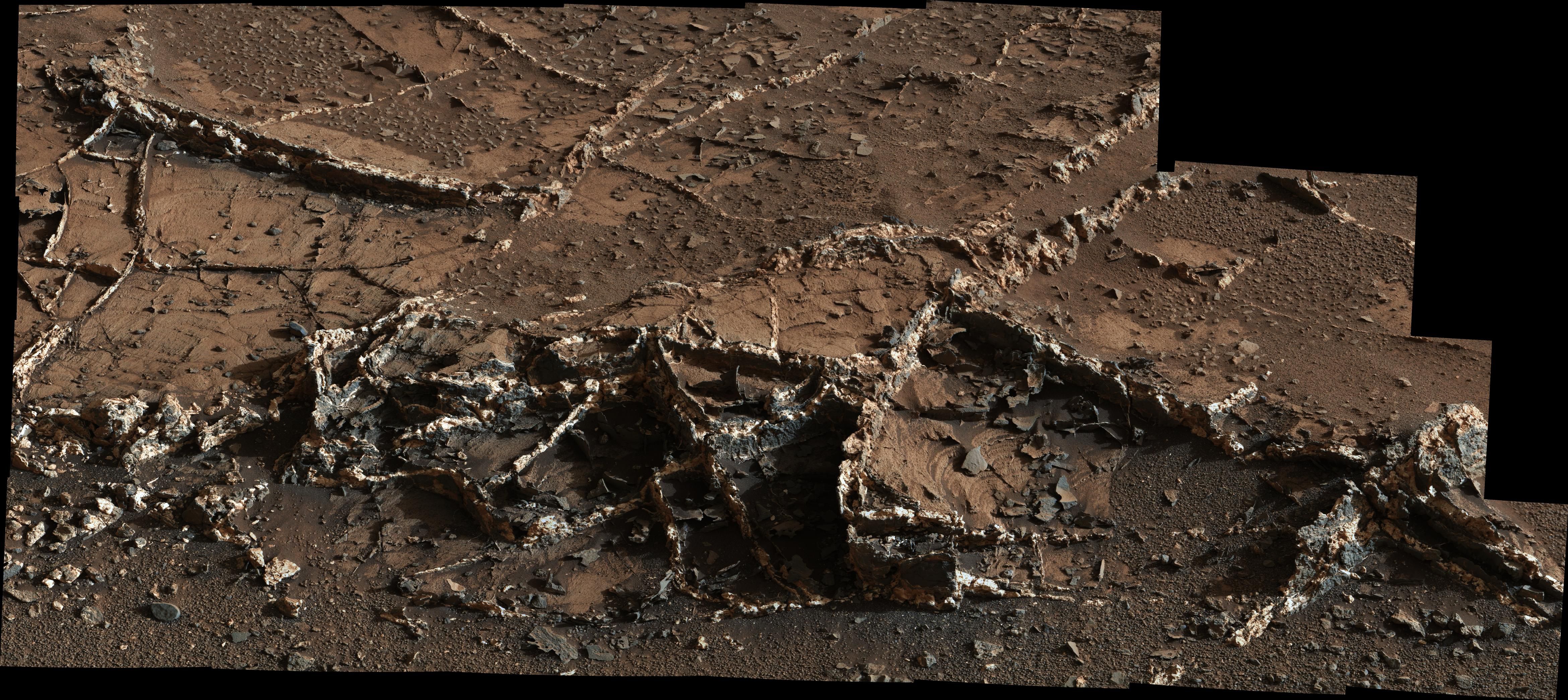 Ровер Curiosity «замечает» минеральные жилы на Марсе