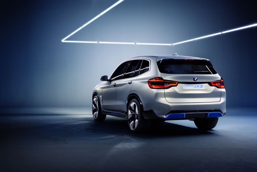 Первый электрокроссовер BMW представили в Пекине 