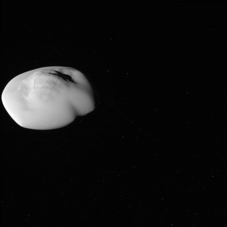 Снимки: "Кассини" запечатлел спутник Сатурна Атлант с близкого расстояния
