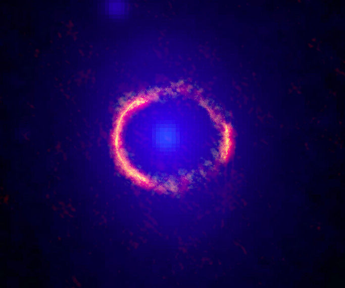 Кольцо Эйнштейна ярко сверкает на новом, завораживающем снимке далекой галактики