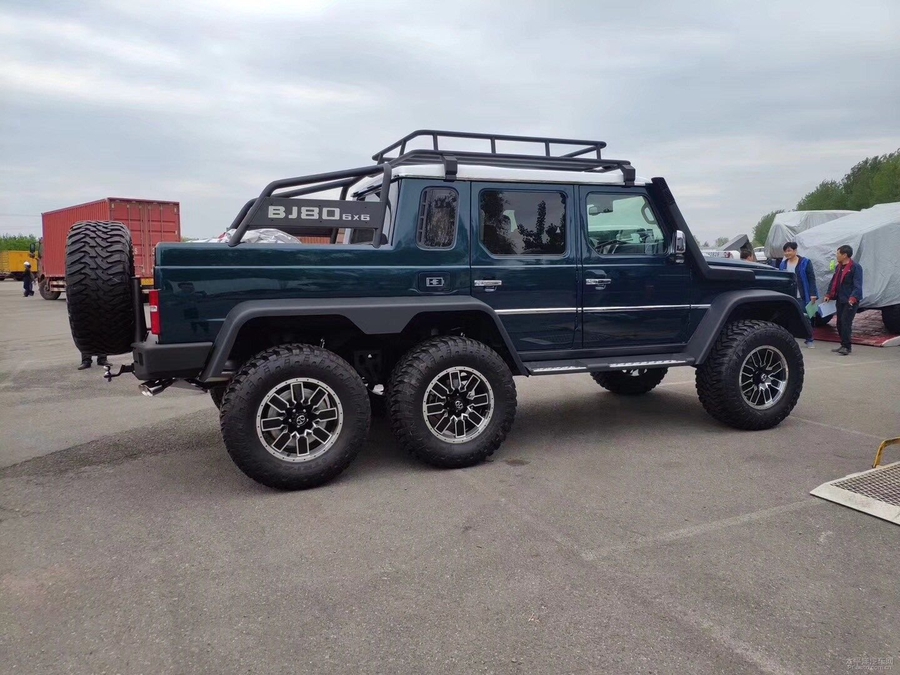 Китайцы построили свой шестиколесный Mercedes-Benz G63 AMG 6x6