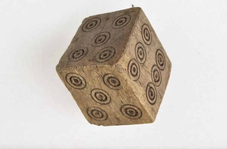 В Норвегии нашли необычный средневековый игральный кубик