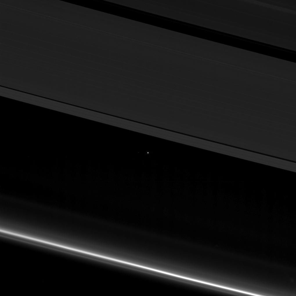 Снимок: Вид на Землю, находящуюся между кольцами Сатурна