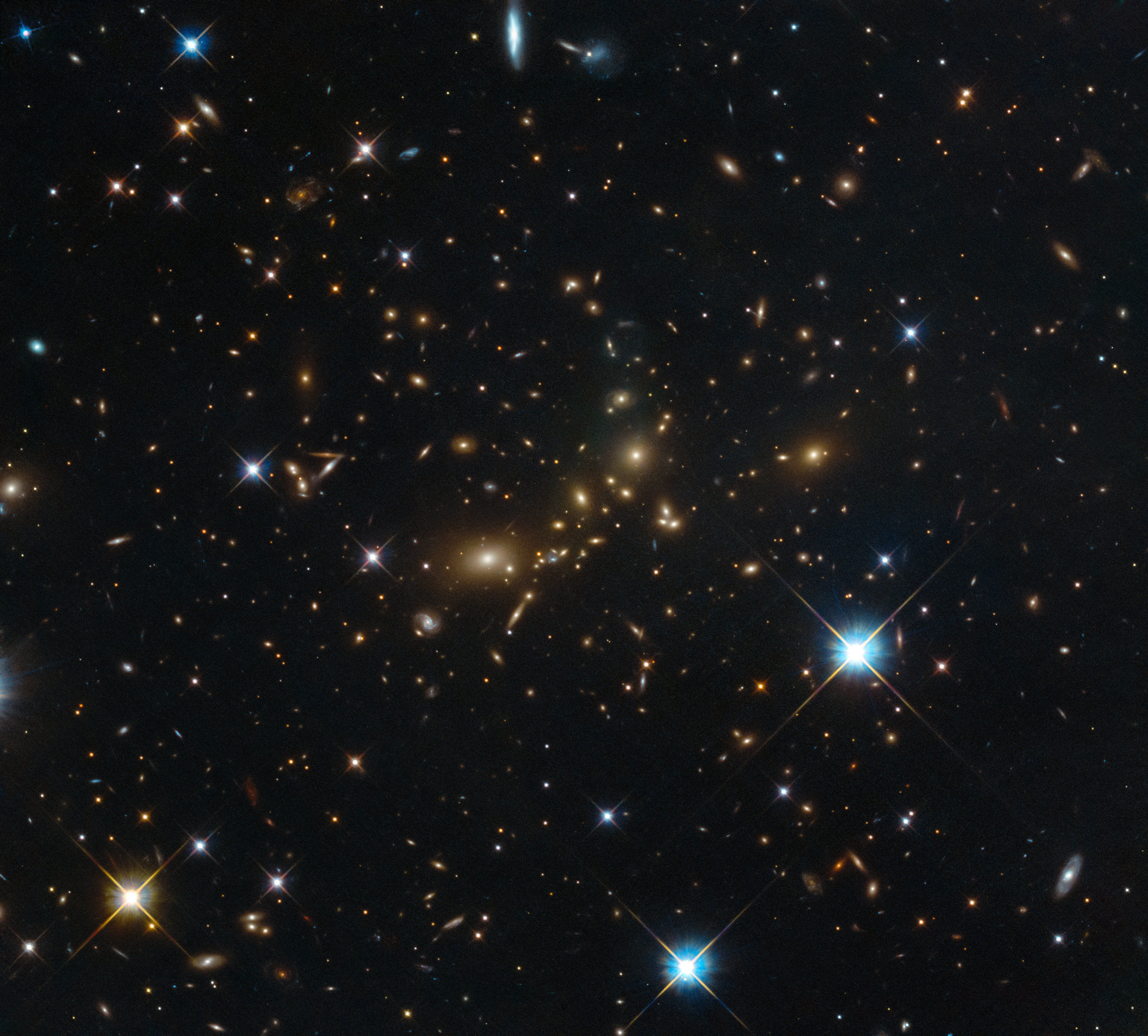 Снимок: «Хаббл» наблюдает массивное скопление галактик