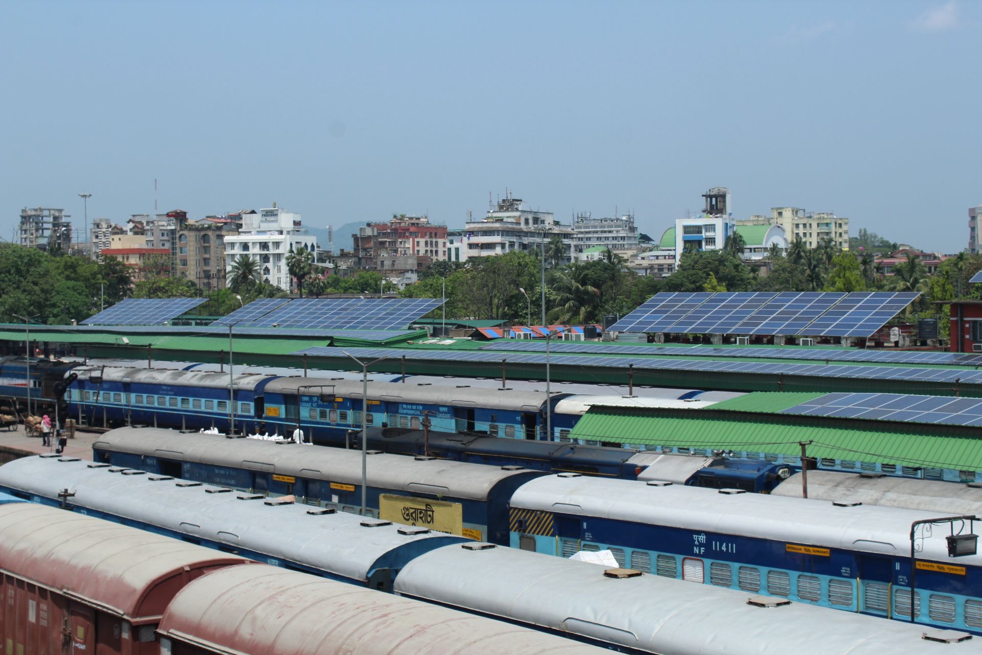 В Индии железную дорогу переводят на солнечную энергию
