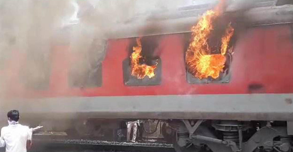 В Центральной Индии загорелся поезд