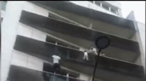 В Париже мужчина спас ребенка от падения с балкона: Видео