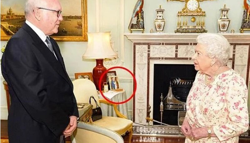 Елизавета II поставила в кабинете фото принца Гарри и Меган Маркл