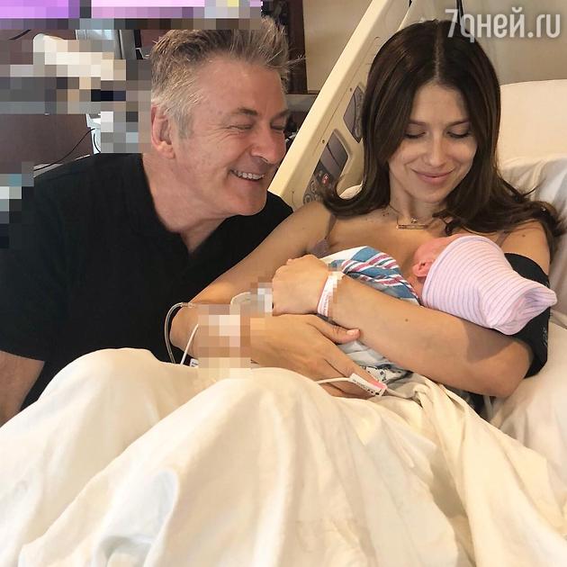 В Сети появилось первое фото новорожденного сына Алека Болдуина