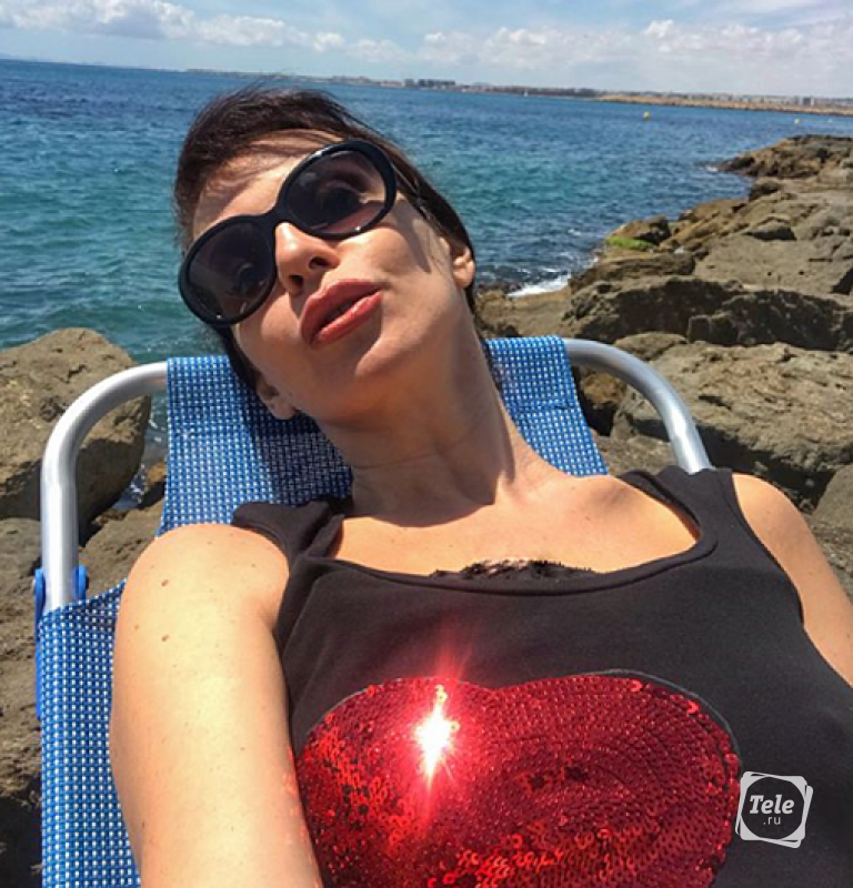51-летняя Наталья Штурм показала голую блестящую грудь
