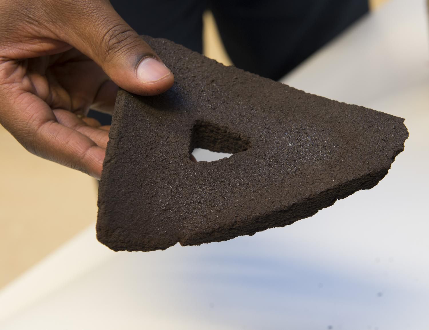 Ученые печатают кирпичи из лунной пыли при помощи солнечного тепла