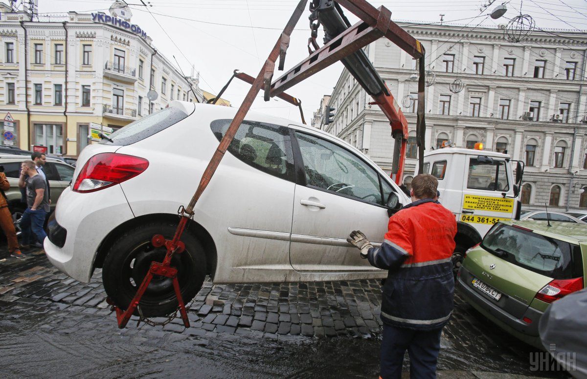 В Киеве начали обустраивать парковочные «карманы»
