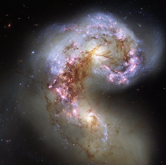 Звездообразование в галактике может стимулировать падающий к ядру галактики газ