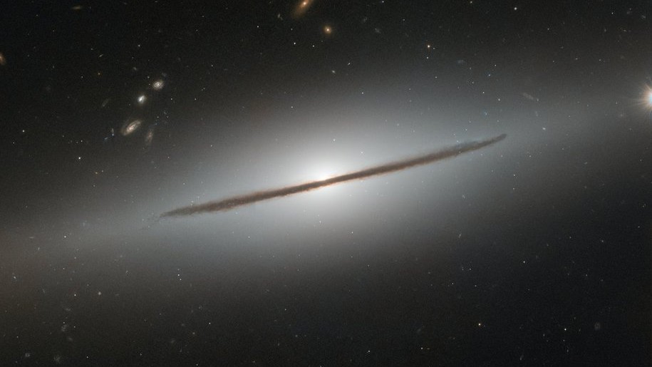 "Лежащая галактика": телескоп Хаббл сделал удивительное фото