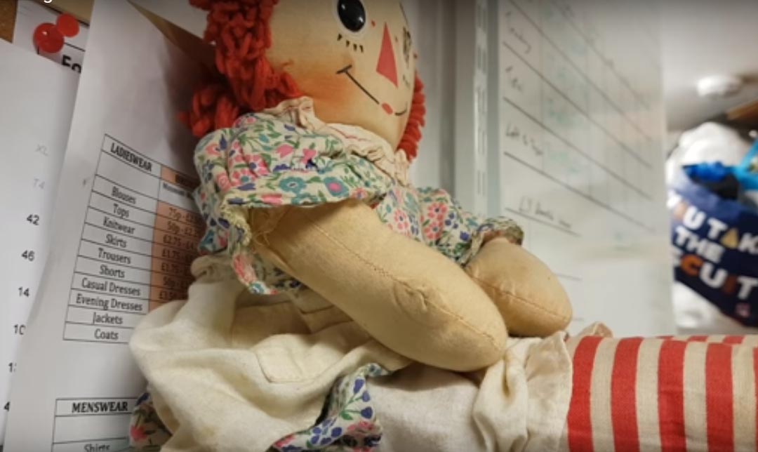 Одержимая Аннабель: работники магазина проследили за куклой