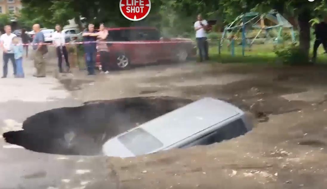 В России внедорожник Toyota bB утонул в провале с кипятком
