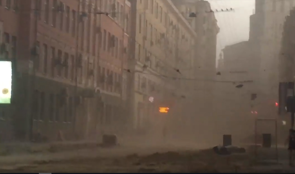 Аномальная погода в Харькове: город накрыла страшная песчаная буря (видео)