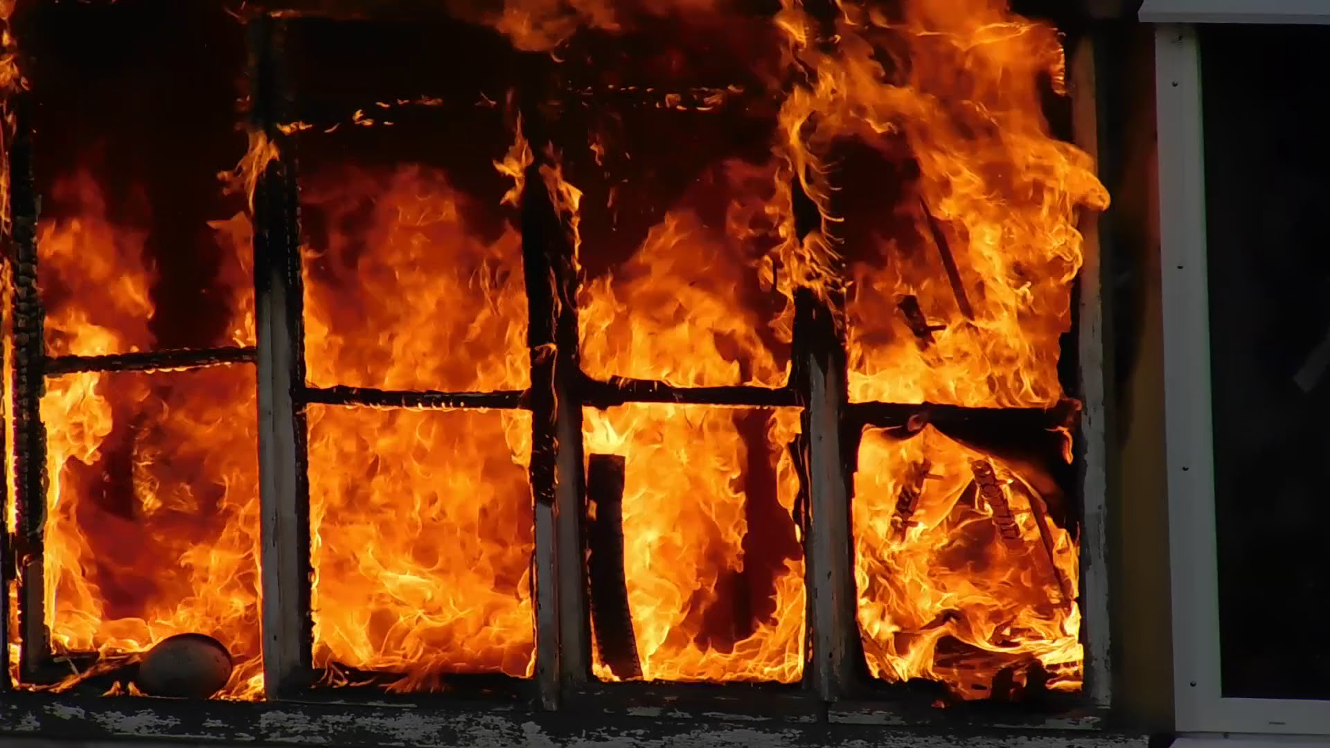 Крупный пожар начался в Грозном: пылает магазин площадью 400 кв м