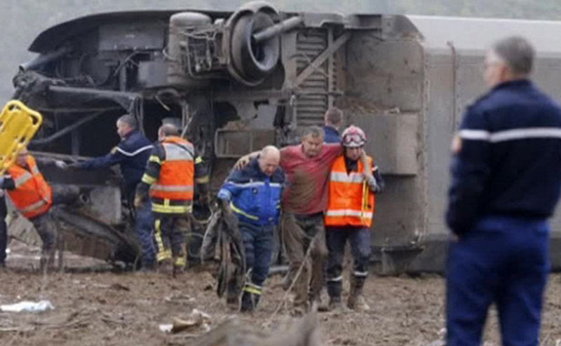 Во Франции поезд сошел с рельсов: есть пострадавшие