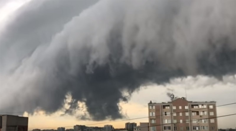 В России засняли на видео облачное цунами