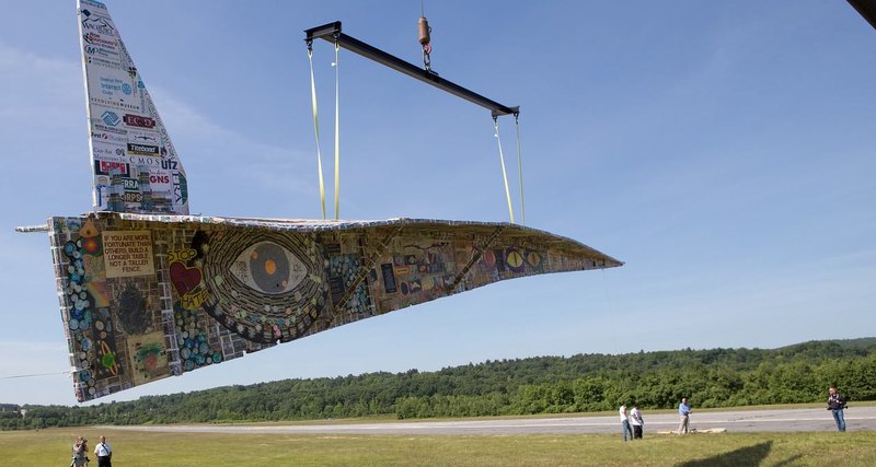 Самый большой бумажный самолет в мире поднялся в небо