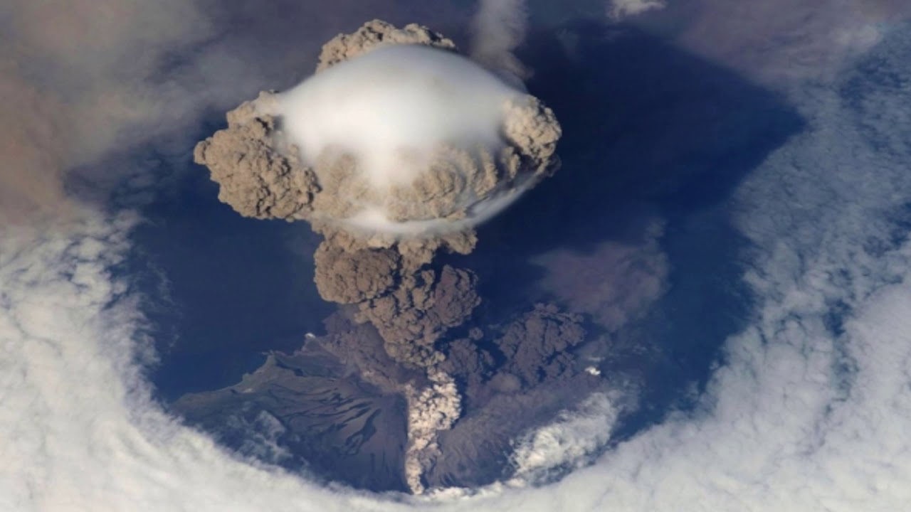 Столб дыма и пепла высотой 2,6 км: В Японии стал извергаться вулкан Симмоэ