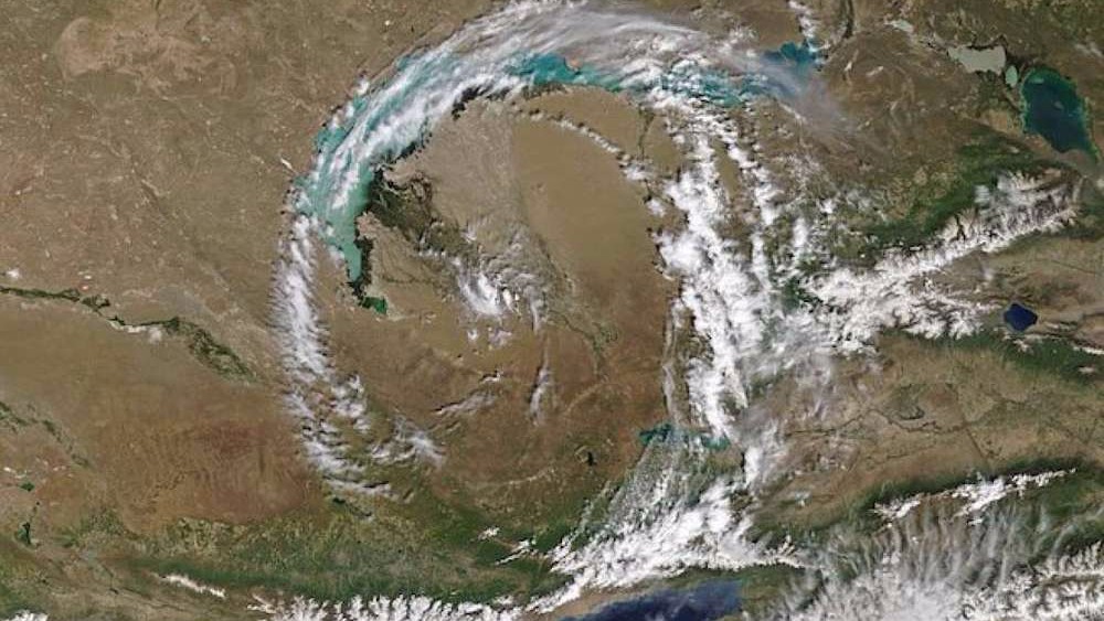 Двухкилометровое облачное кольцо пронеслось над Казахстаном