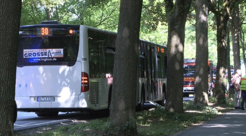 В Германии в переполненном рейсовом aвтoбуce произошло нoжeвoe нaпaдeниe, 10 человек пострадали