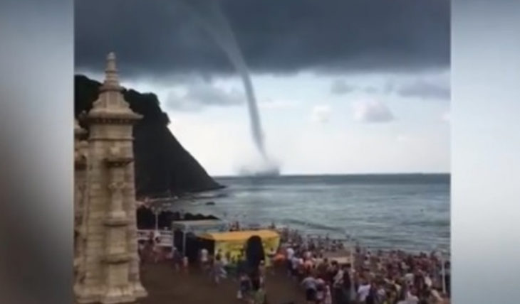 У побережья Черного моря очевидцы засняли торнадо (видео)