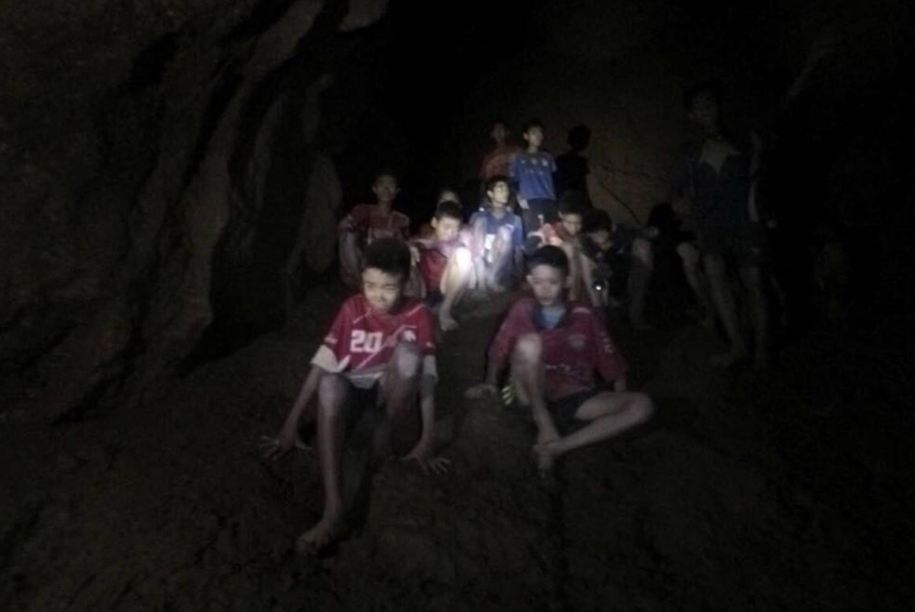 В пещере Таиланда пробурили более 100 скважин: спасатели изо всех сил пытаются спасти детей