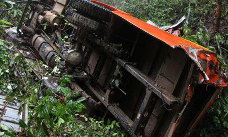В Непале грузовик с людьми свалился с горной дороги в 50 метровую пропасть: 20 человек погибли