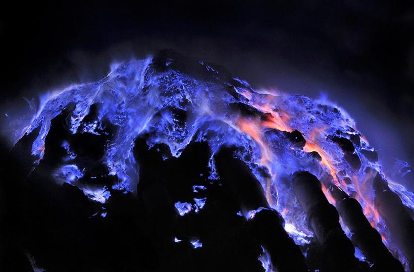В Индонезии проснувшийся вулкан Иджен снова стал извергать синюю лаву