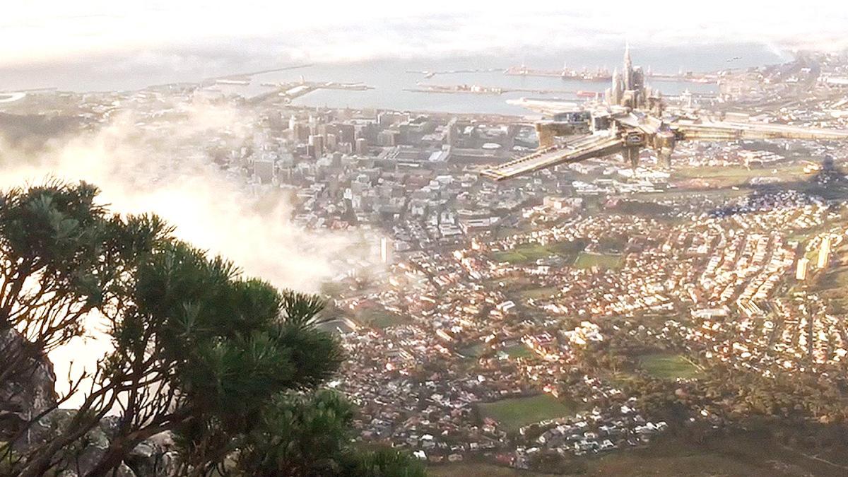 В небе над Кейптауном засняли странный летающий город (видео)