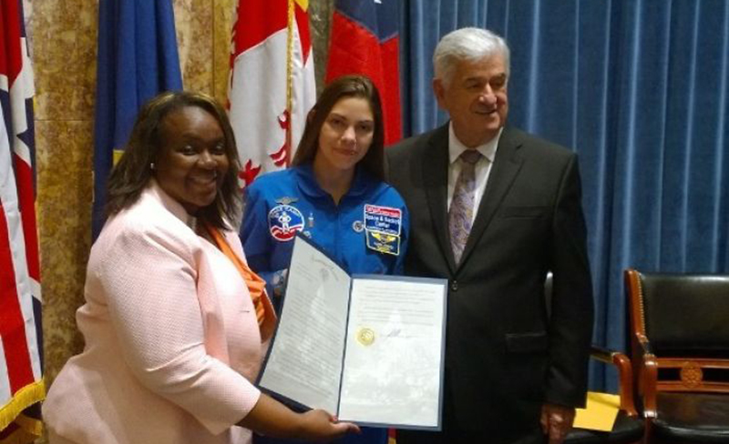 В США 17-летняя девушка стала первым юным космонавтом