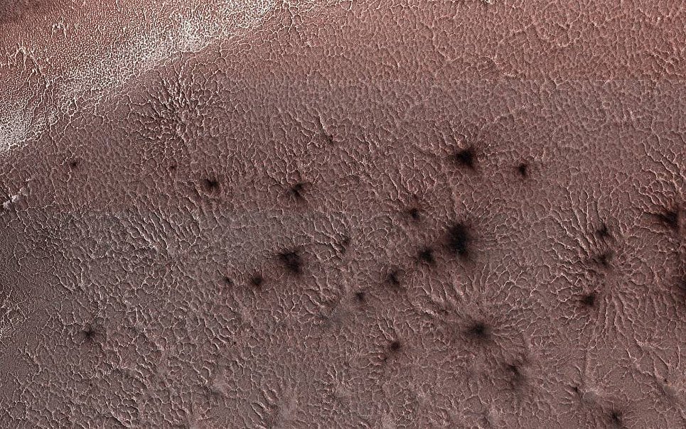 НАСА поделилось уникальной фотографией "марсианских пауков"