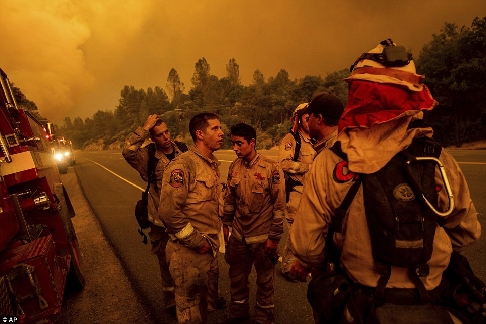 Теперь пожар в Калифорнии: огонь распространяется "со скоростью света"