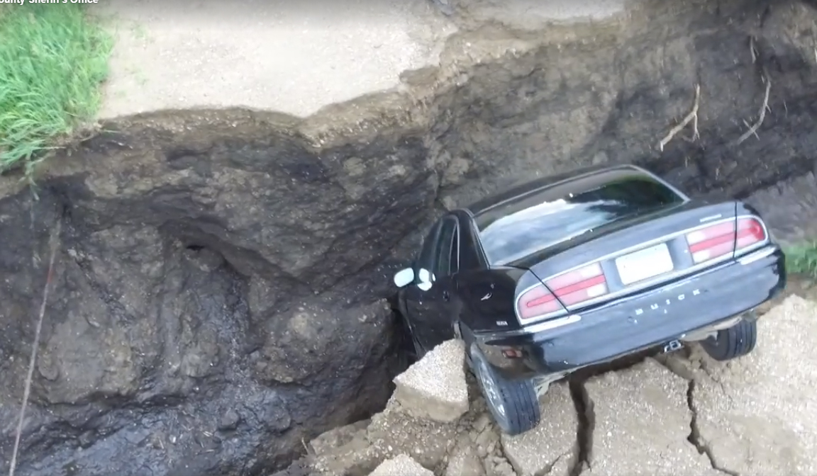 Земля трещит по швам: в США машина парня провалилась в большую трещину в дороге (видео)