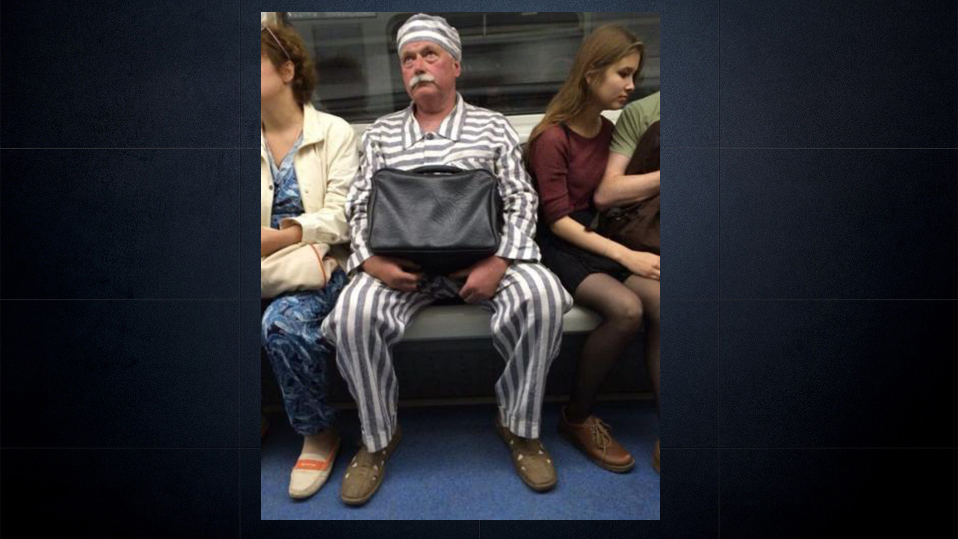 Мужчина в спецкостюме из Московского метро порадовал соцсети