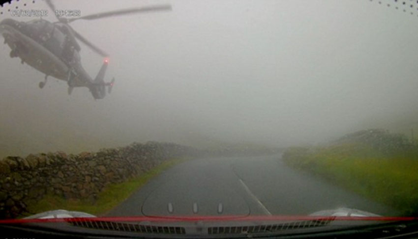 Из-за густого тумана вертолет едва не врезался в автомобиль (видео)