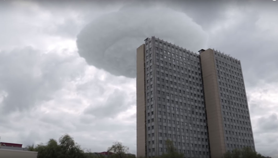 В Москве над домами засняли на видео облако, похожее на огромный НЛО